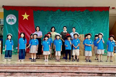 TRAO MŨ BẢO HIỂM CHO HỌC SINH LỚP 1